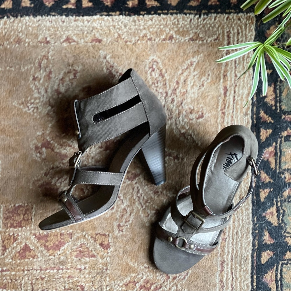 🍒3/$45🍒! Fioni ~ Military Green Heels 💚🤎